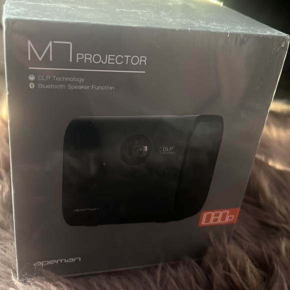 APEMAN M7 Portable Mini 1080p DLP Projector rechargeable battery & BT sound - Picture 2 of 3